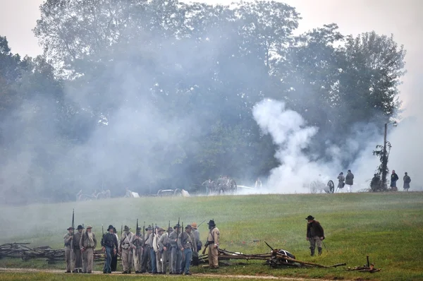 Civil War Re-enactment - Group battle — Stock Photo, Image