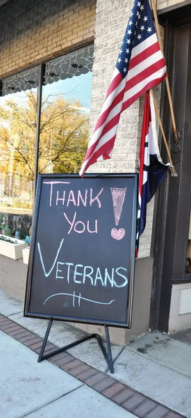Děkuji veteránů znak a vlajka — Stock fotografie