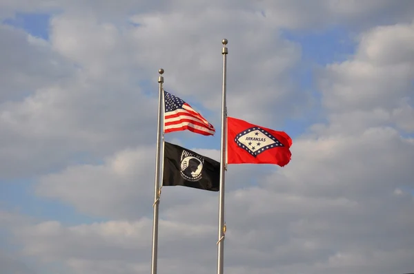 US POW and Arkansas Flags - Arkansas at half staff — Stock Photo, Image