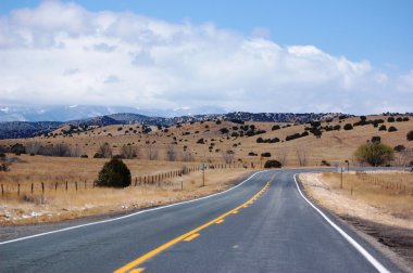 Dağın çevresinde yol eğrileri