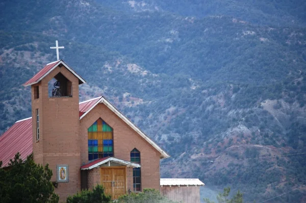 Kirche auf der Seite des Berges — Stockfoto