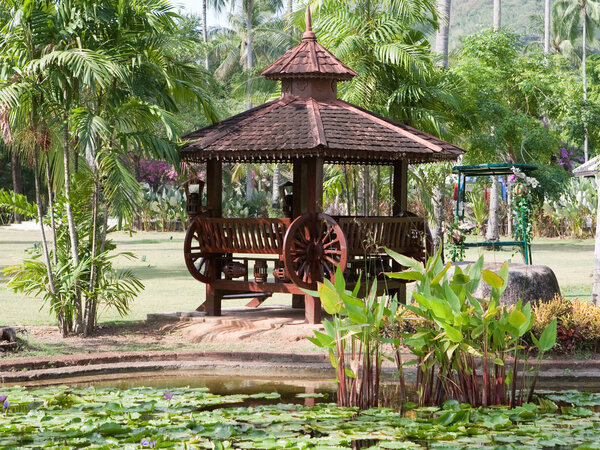 Арбур и пруд
