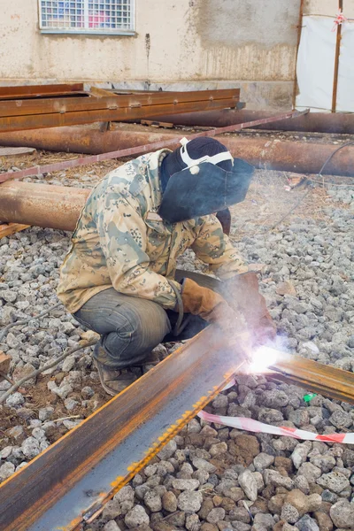Welder welding metal — Stock Photo, Image