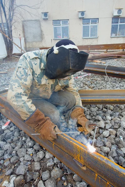 Welder welding metal — Stock Photo, Image