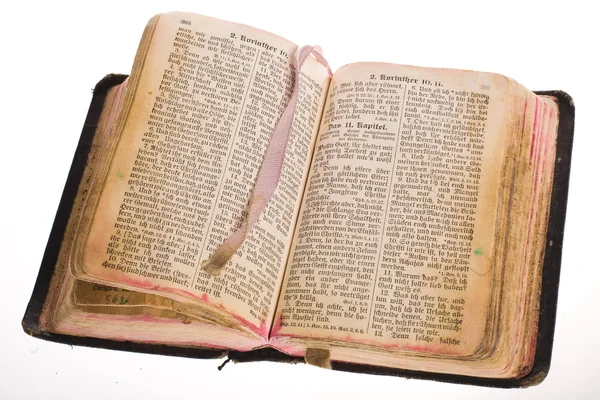 Velho antigo vintage bíblia aberta isolado — Fotografia de Stock