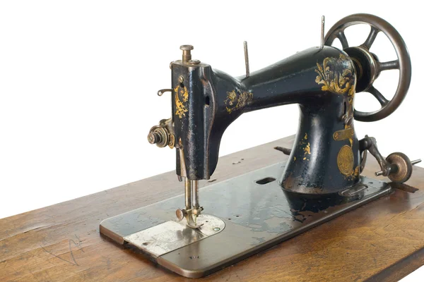 Старая винтажная чёрная швейная машинка . — стоковое фото