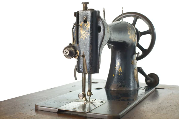 Старая винтажная чёрная швейная машинка . — стоковое фото