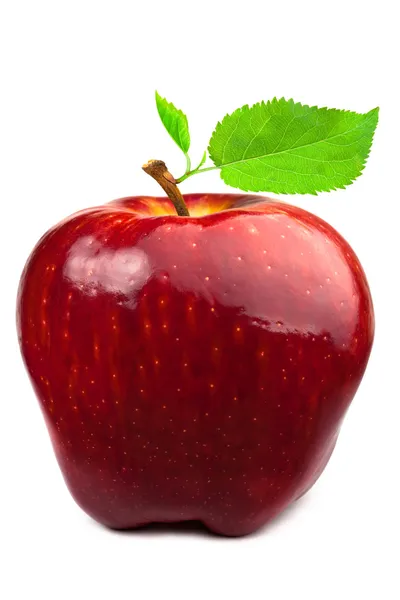 Tmavě červené jablko s listy — Stock fotografie