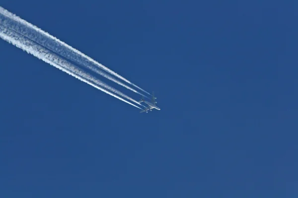 Реактивный самолет с паровой дорожкой — стоковое фото