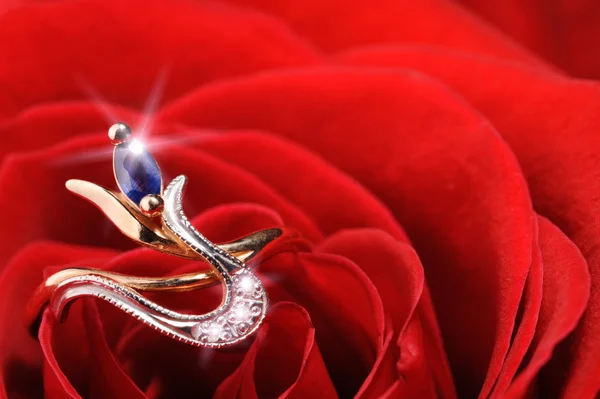 Σπινθηρίζον δαχτυλίδι σε ένα κόκκινο τριαντάφυλλο — Φωτογραφία Αρχείου