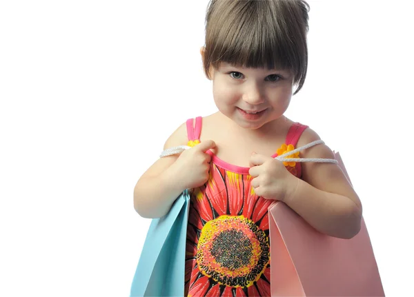 Маленькая девочка с цветным пакетом — стоковое фото