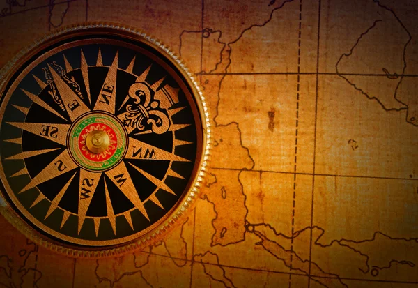Старый компас и карта — стоковое фото