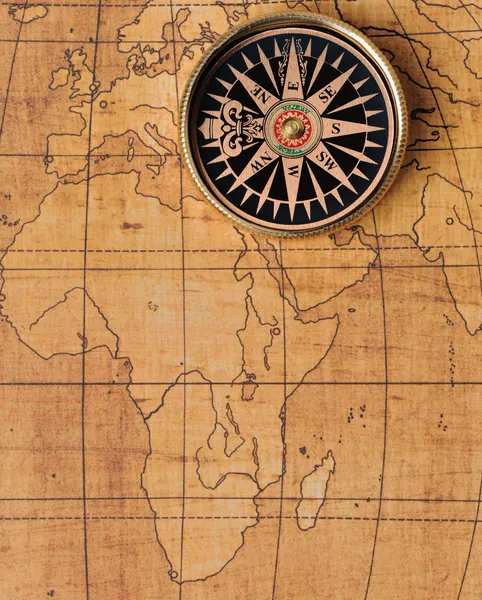 Παλιά πυξίδα και Χάρτης — Φωτογραφία Αρχείου
