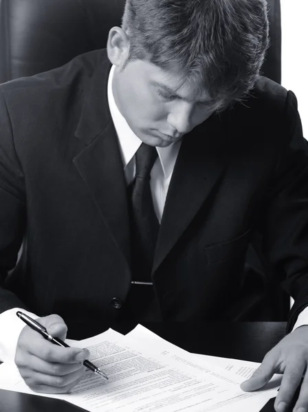 L'homme d'affaires le contrat d'étude avant la signature — Photo