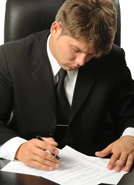 Affärsmannen studera kontraktet innan signaturen — Stockfoto