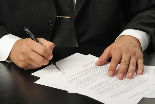 Affärsman underteckna kontraktet — Stockfoto