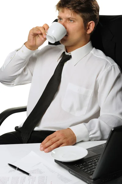 Der Geschäftsmann trinkt Kaffee — Stockfoto