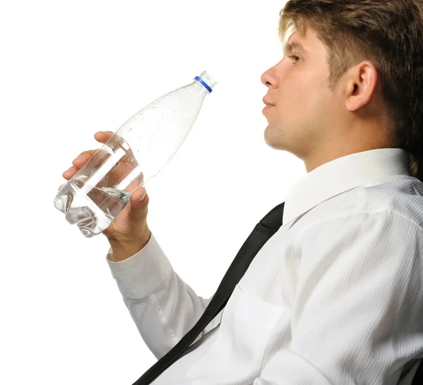 Бизнесмен пьет воду из бутылки — стоковое фото