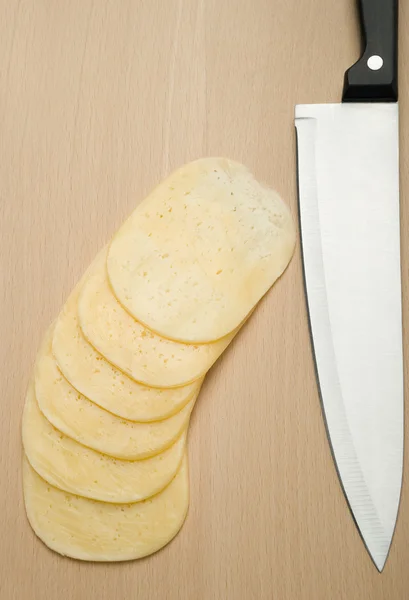 Schneiden von Käse auf einem Brett beim Schneiden von Produkten — Stockfoto