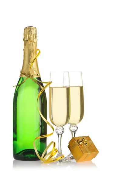 Bir şişe şampanya ve bardak — Stok fotoğraf