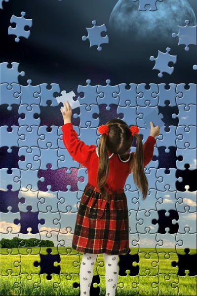 Das Mädchen montieren große Puzzle — Stockfoto