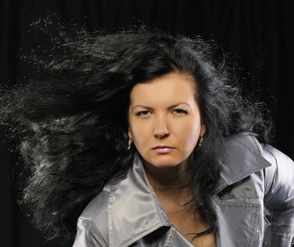 Model met mooie lange haren in beweging gemaakt door wind — Stockfoto
