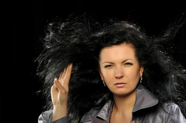 Model z piękne długie włosy w ruch stworzony przez wiatr — Zdjęcie stockowe