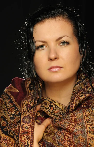 Portret van de Russische aantrekkelijke vrouw met een sjaal — Stockfoto
