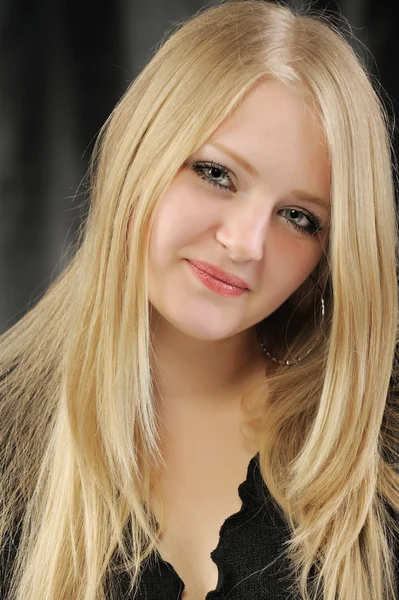 Portrét krásné mladé dívky blondýna — Stock fotografie