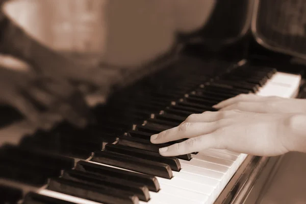 Handen boven de toetsen van een piano. oude kleur — Stockfoto
