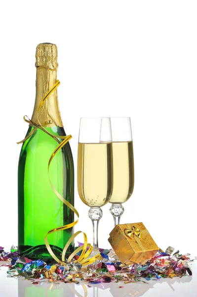 Bir şişe şampanya ve bardak — Stok fotoğraf