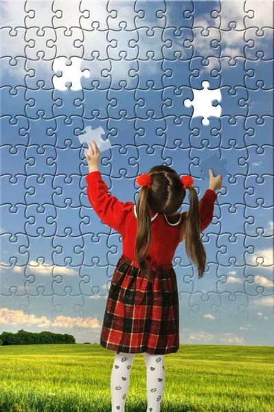 Het meisje assembleren grote puzzel — Stockfoto