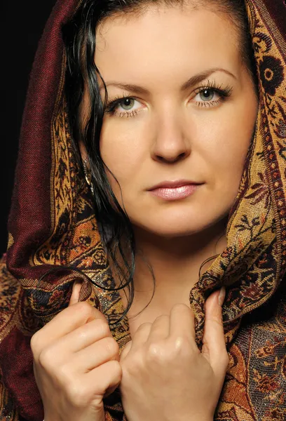 Retrato da mulher atraente russa com um xale — Fotografia de Stock