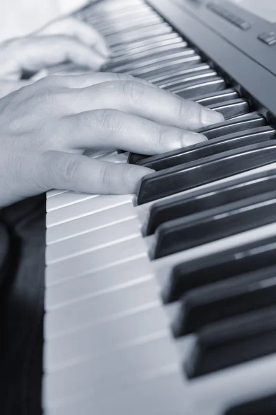 Mani sopra i tasti del pianoforte. Tonalità monocromatica — Foto Stock