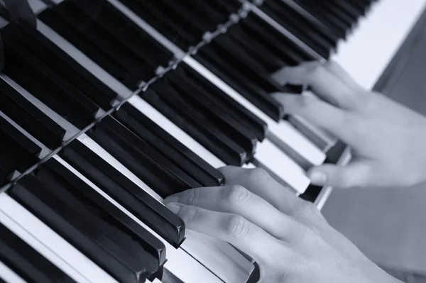 Mains au-dessus des touches du piano. Tonalité monochrome — Photo
