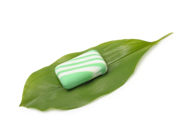 Σαπούνι σε ένα πράσινο φύλλο της ένα κρίνος της κοιλάδας — Φωτογραφία Αρχείου