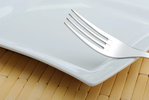 Fourchette posée sur une assiette — Photo