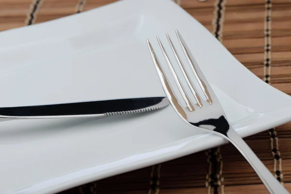 フォークとナイフ、皿の上に敷設 — ストック写真