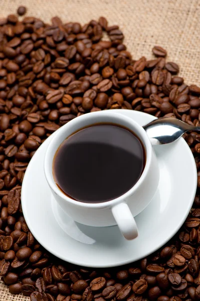 Filiżankę kawy na ziarna kawy — Zdjęcie stockowe