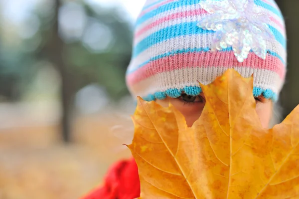 The girl and autumn leaf — Stock Photo, Image
