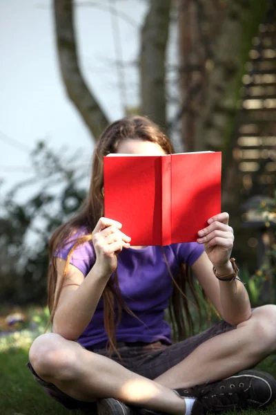 Un niño leyendo un libro - al aire libre —  Fotos de Stock