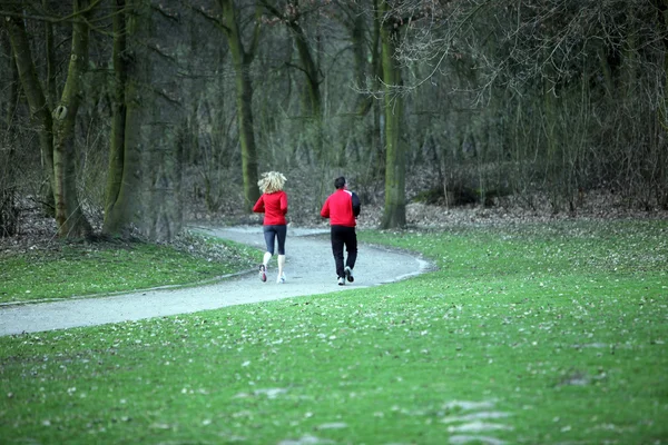 Twee joggers - man en vrouw — Stockfoto