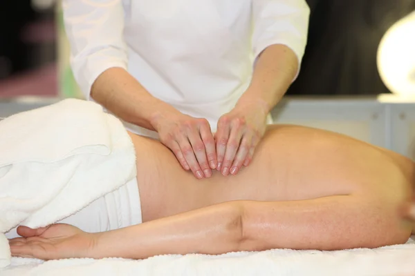 Una mujer recibe un masaje — Foto de Stock