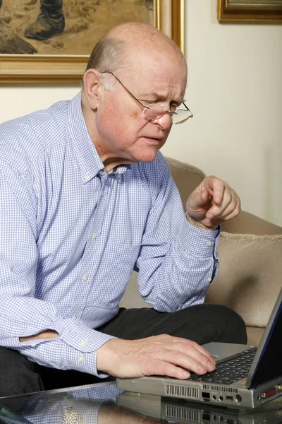 Un anciano con portátil — Foto de Stock