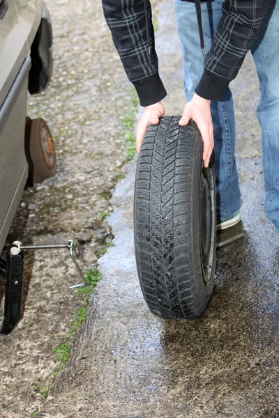 A car tire is changed — Stock Photo, Image