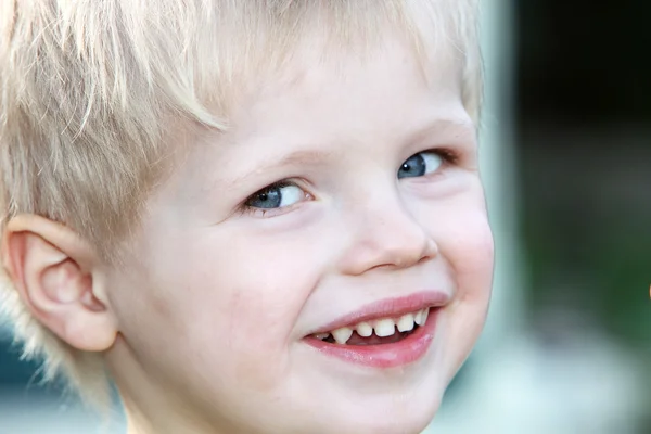 Jonge, gelukkig blonde jongen lacht — Stockfoto