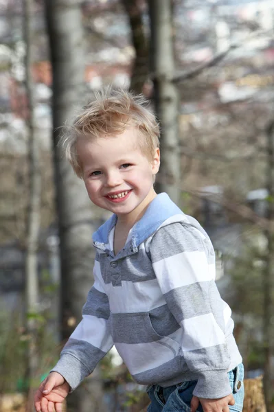 Kleiner blonder, lachender Junge — Stock Photo, Image