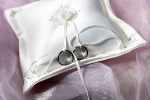 Anéis de casamento em um travesseiro anel branco — Fotografia de Stock