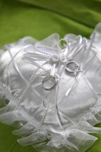 白いリング枕の上の結婚指輪 — ストック写真