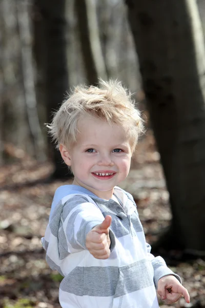 Хлопчик показує "великі пальці вгору " — стокове фото